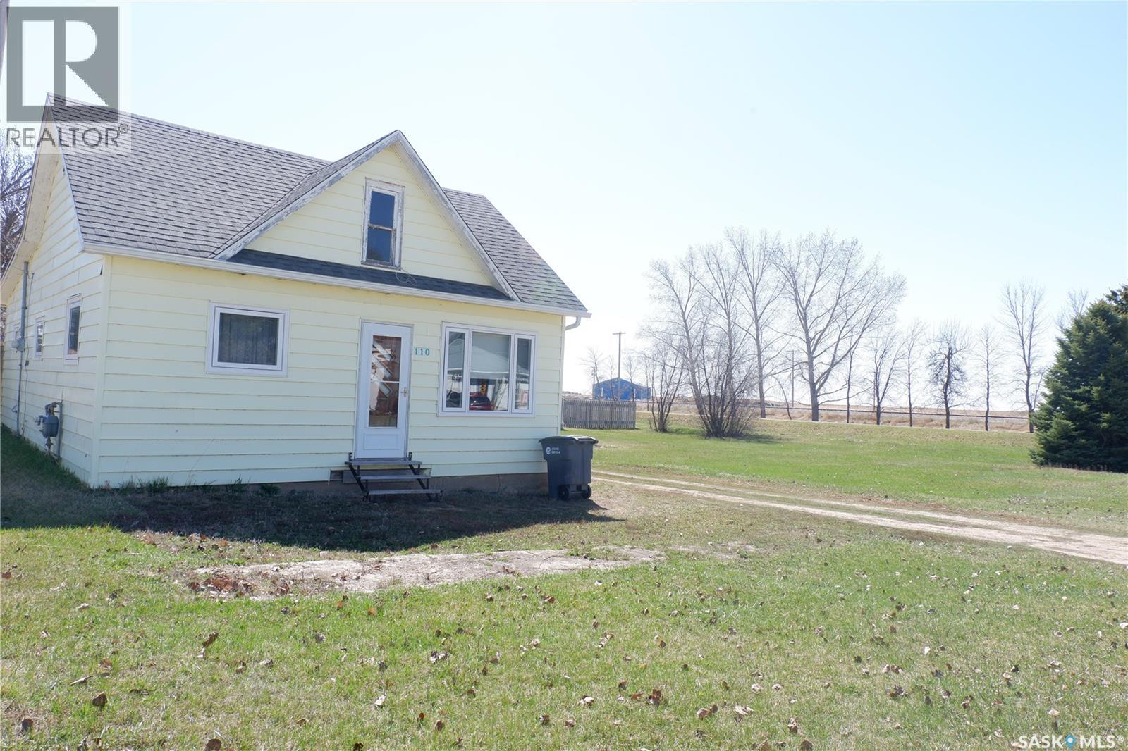 110 Railway Avenue E, Eyebrow, SK - Outdoor