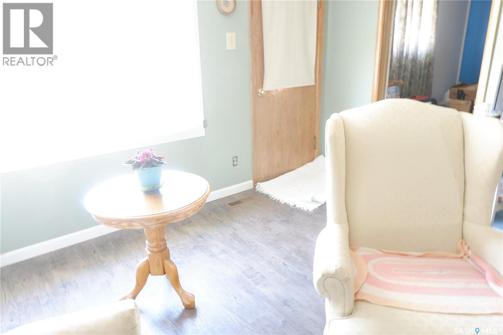 110 Railway Avenue E, Eyebrow, SK - Indoor