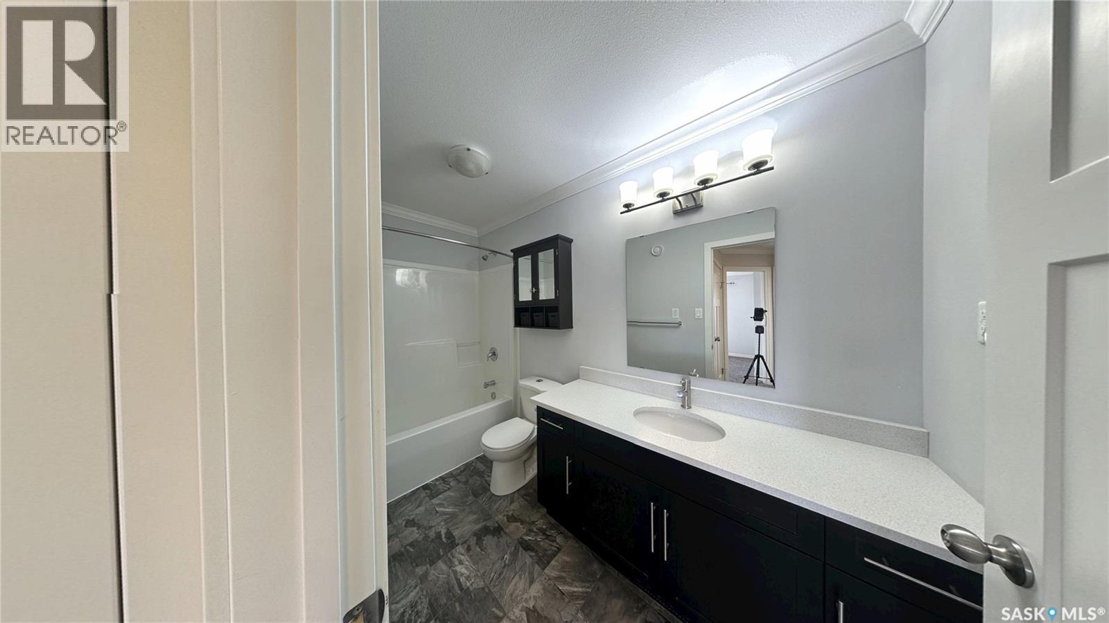 271 250 Akhtar Bend, Saskatoon, SK - Indoor Photo Showing Bathroom