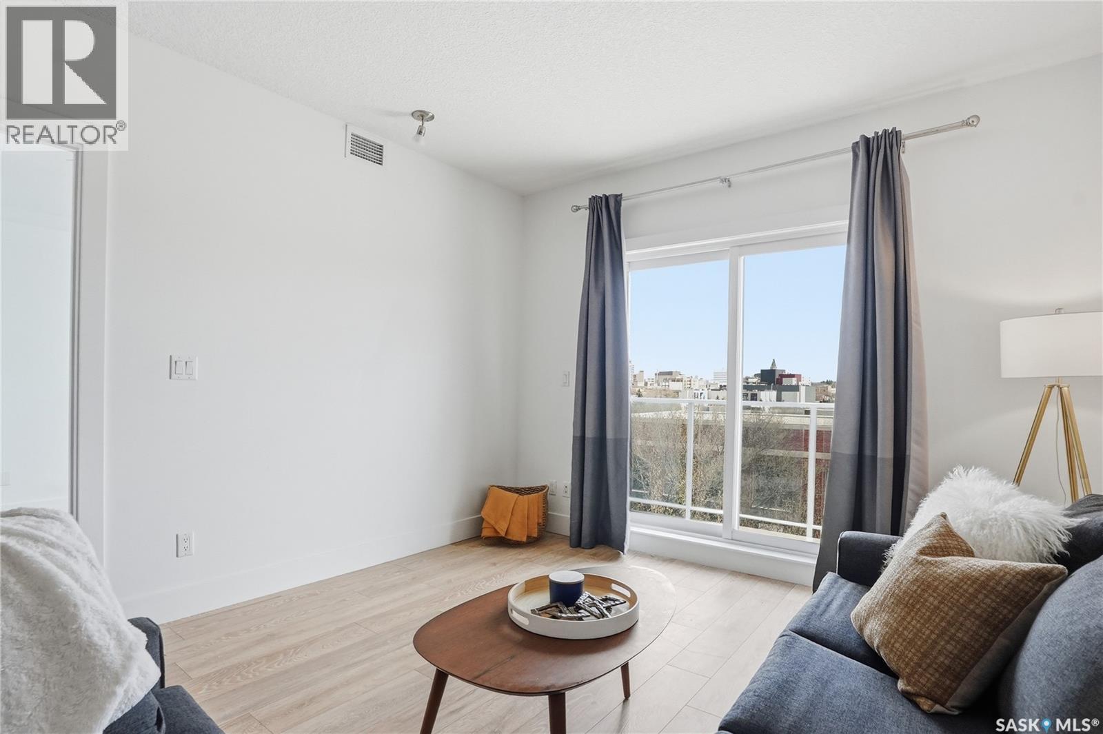310 409 B Avenue S, Saskatoon, SK - Indoor Photo Showing Living Room