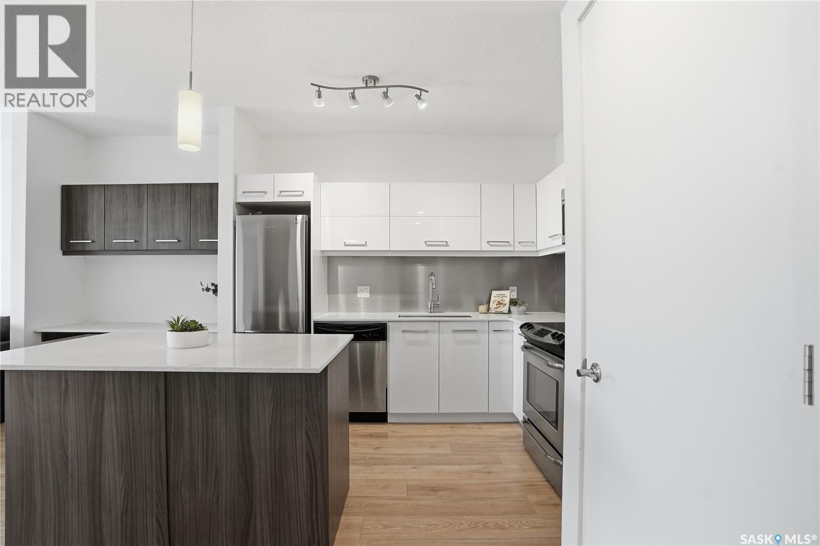 310 409 B Avenue S, Saskatoon, SK - Indoor Photo Showing Kitchen With Upgraded Kitchen