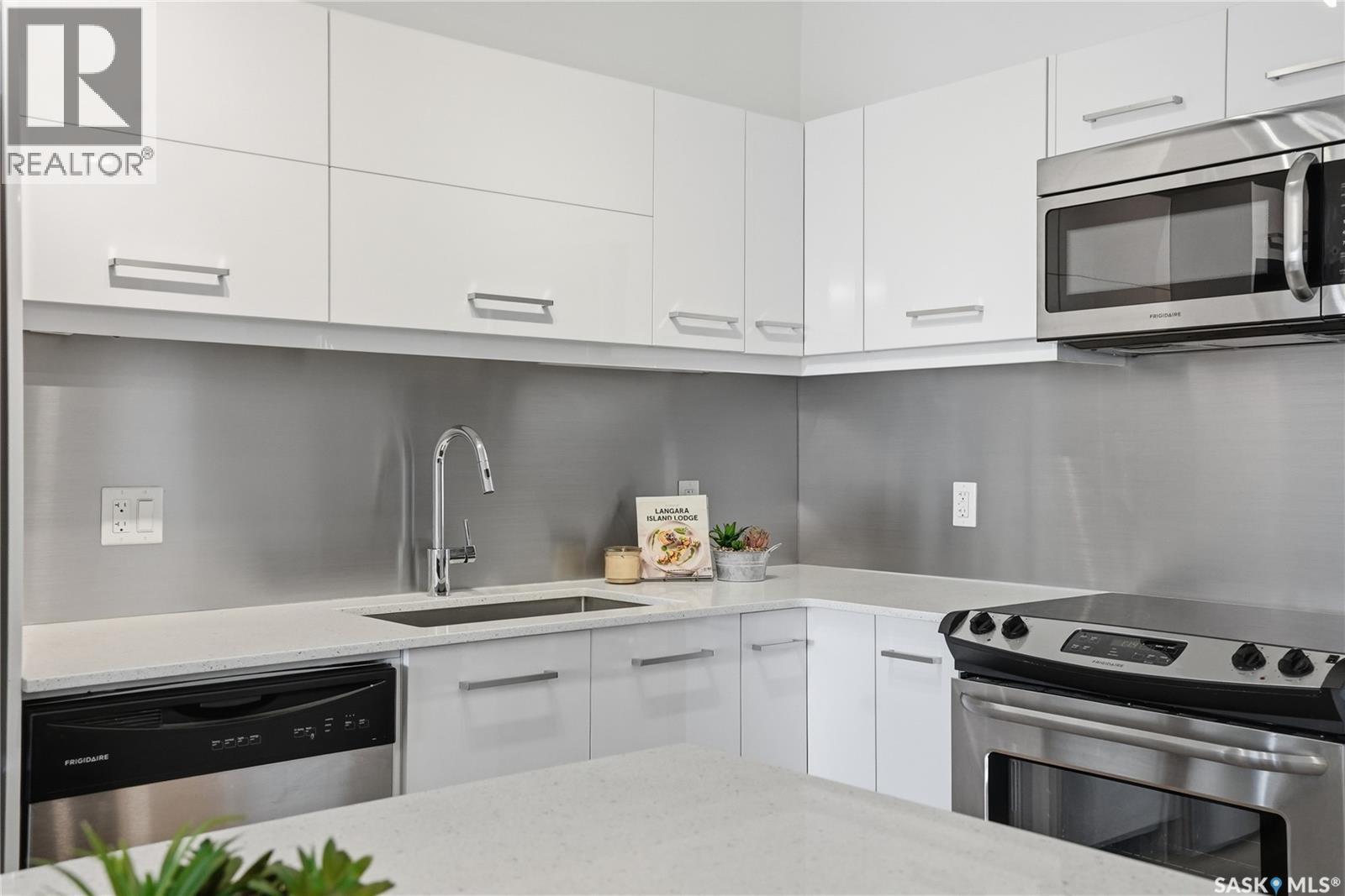 310 409 B Avenue S, Saskatoon, SK - Indoor Photo Showing Kitchen With Upgraded Kitchen