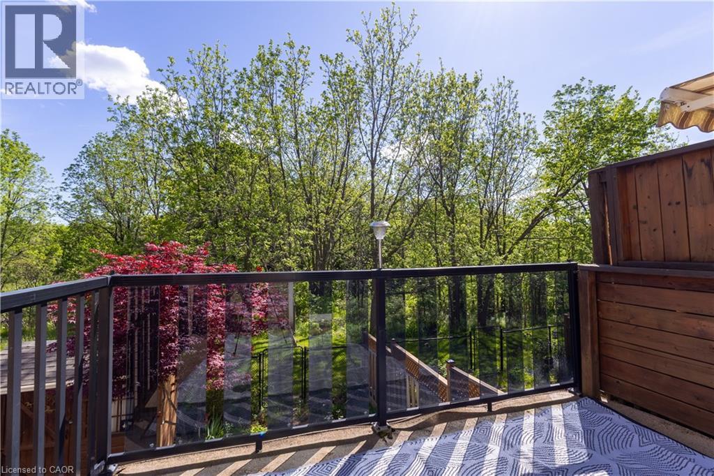 Deck with contemporary glass railing and dark metal frame - 4066 Medland Drive, Burlington, ON - Outdoor