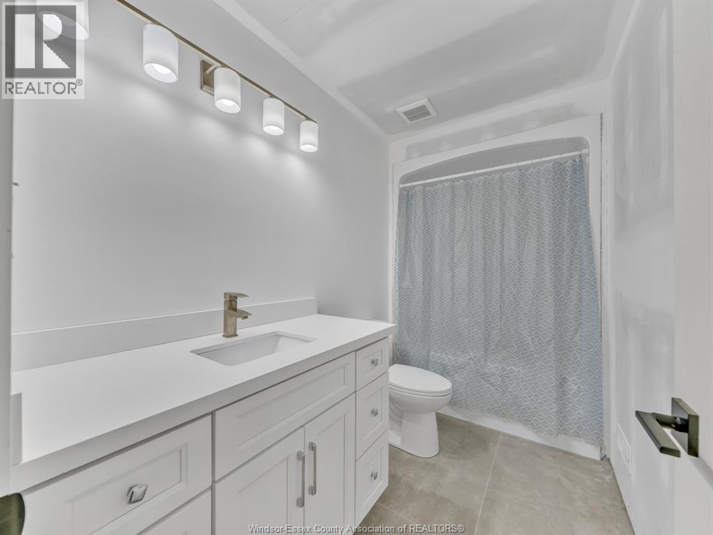 3684 Sutton Avenue, Windsor, ON - Indoor Photo Showing Bathroom