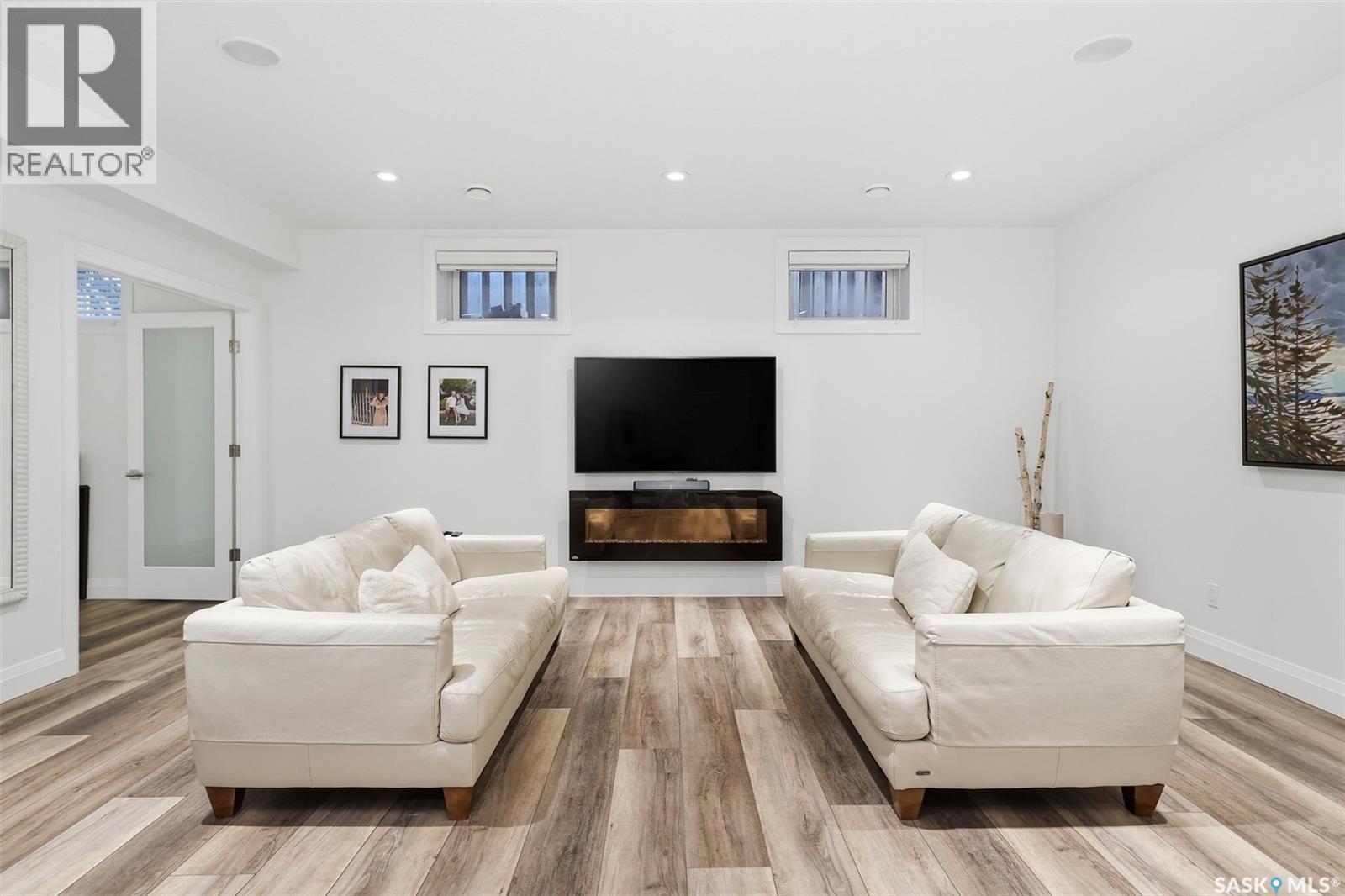 118 Werschner Crescent, Saskatoon, SK - Indoor Photo Showing Living Room With Fireplace