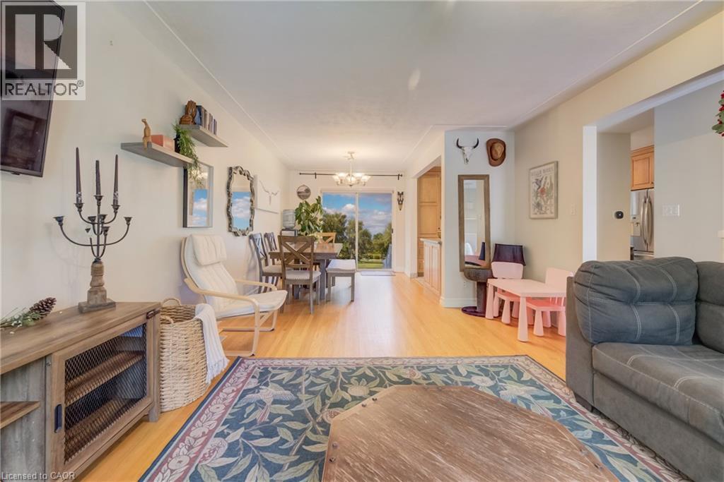 209 Willowdale Avenue, Waterloo, ON - Indoor Photo Showing Living Room