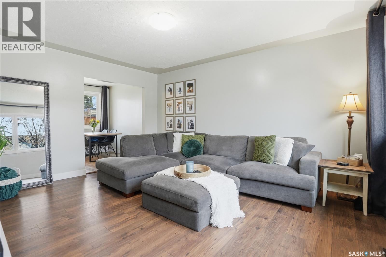 437 W Avenue N, Saskatoon, SK - Indoor Photo Showing Living Room
