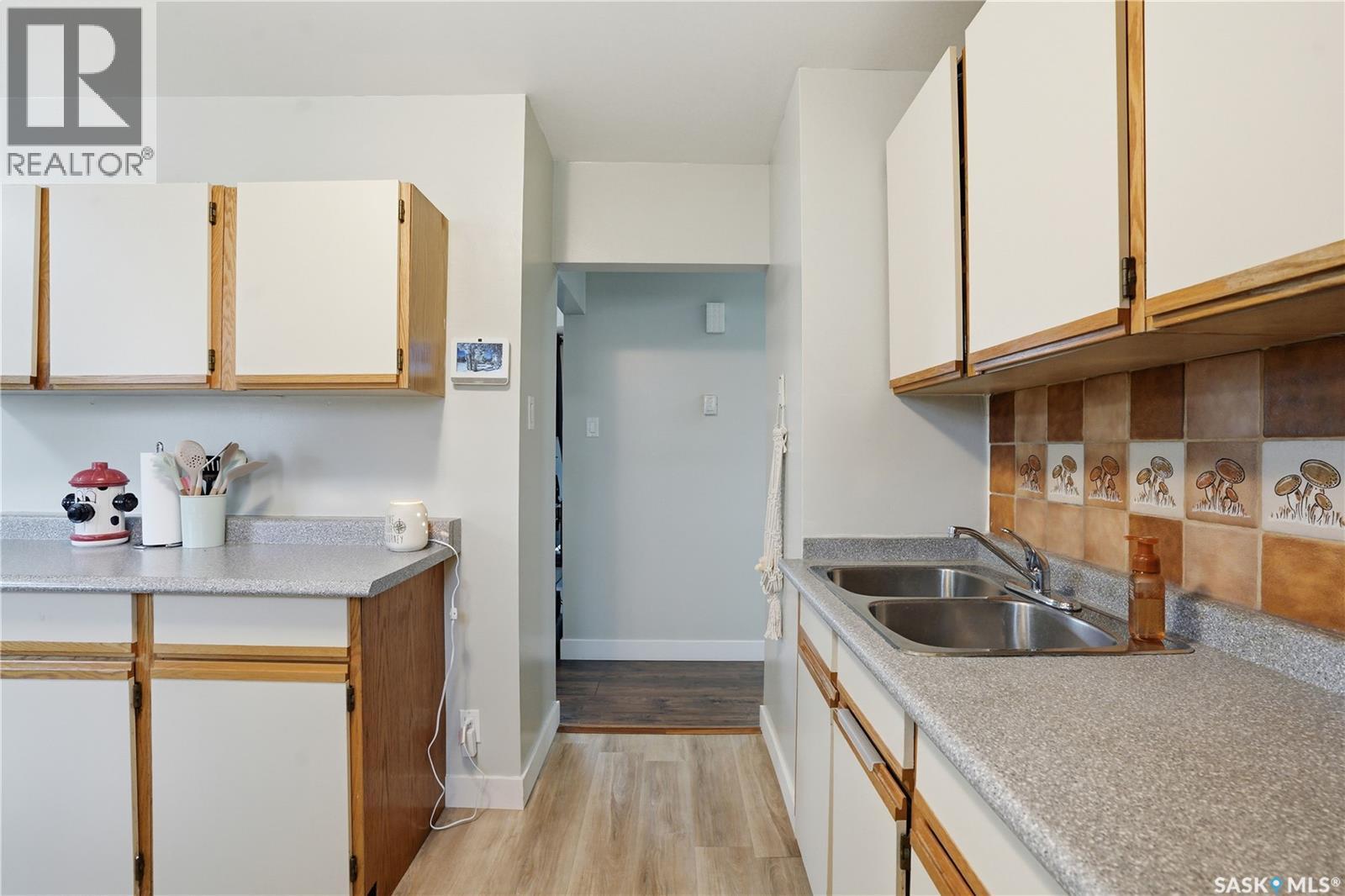437 W Avenue N, Saskatoon, SK - Indoor Photo Showing Kitchen With Double Sink