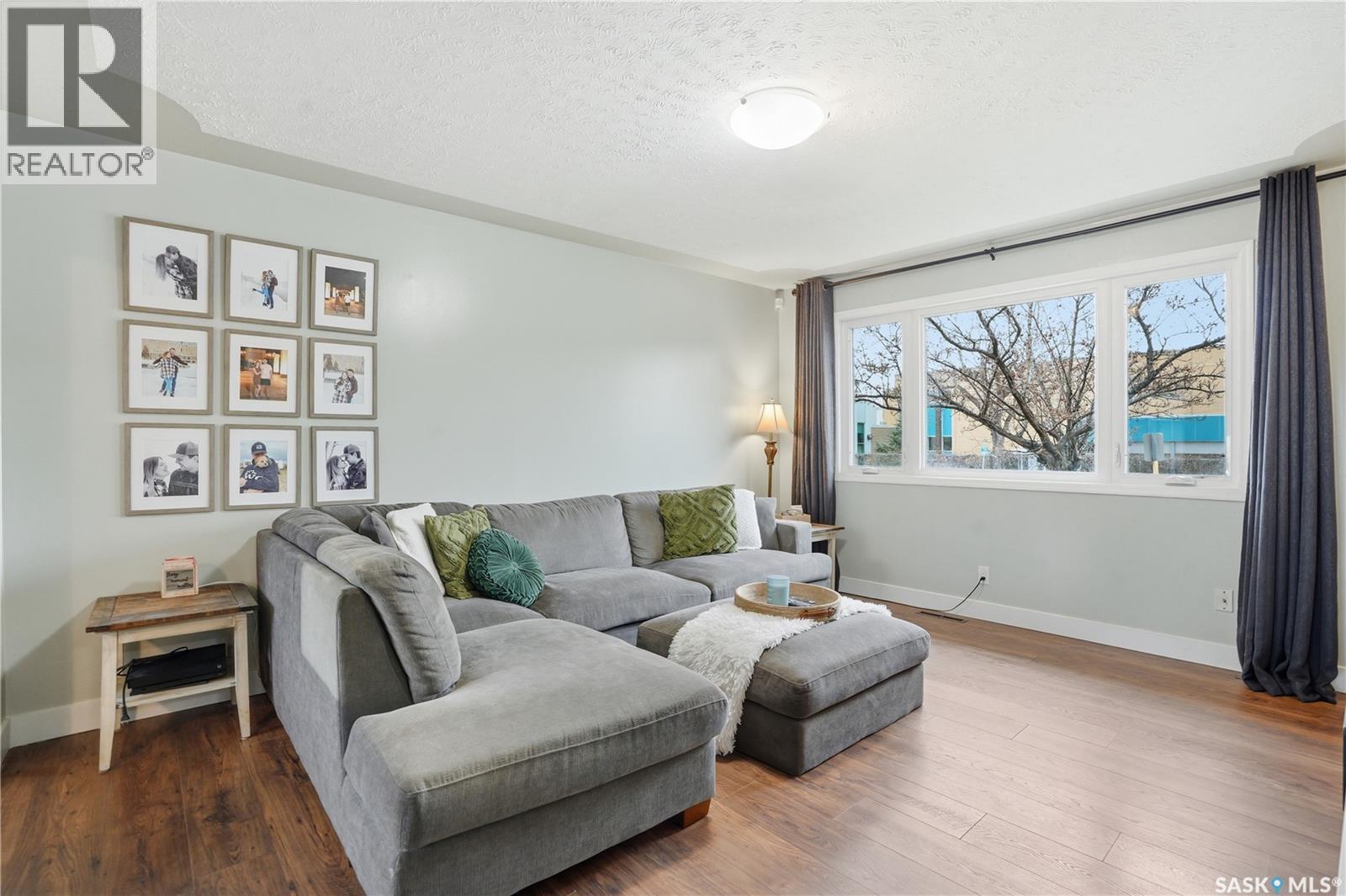 437 W Avenue N, Saskatoon, SK - Indoor Photo Showing Living Room
