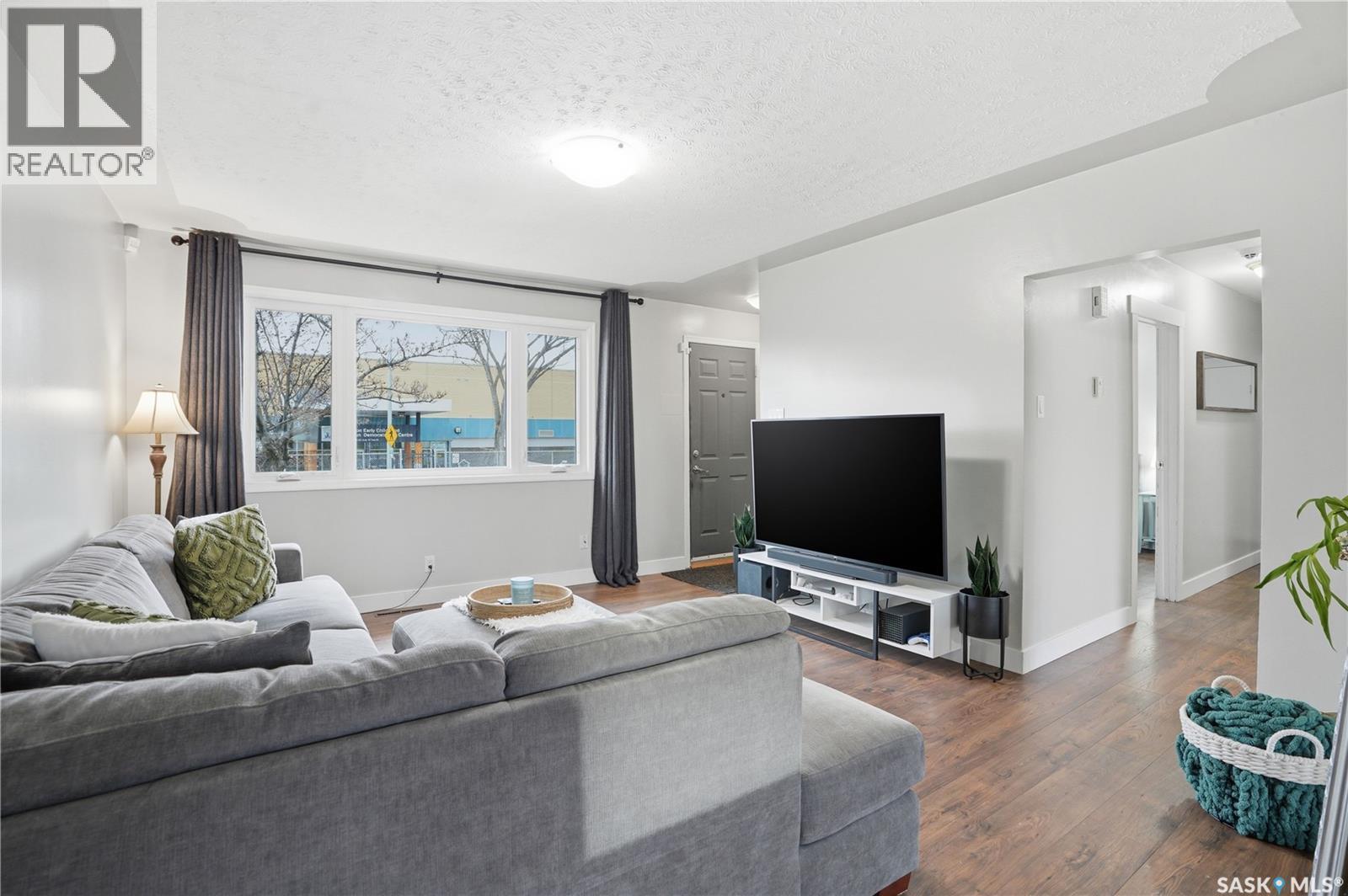 437 W Avenue N, Saskatoon, SK - Indoor Photo Showing Living Room