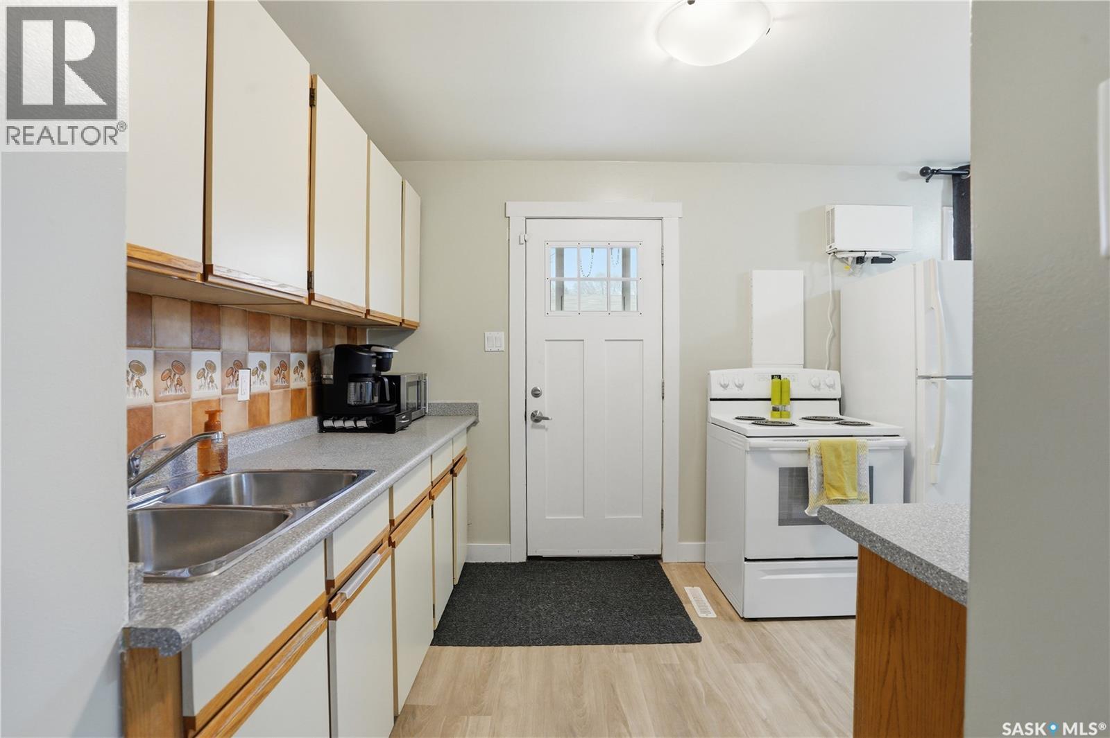 437 W Avenue N, Saskatoon, SK - Indoor Photo Showing Kitchen With Double Sink