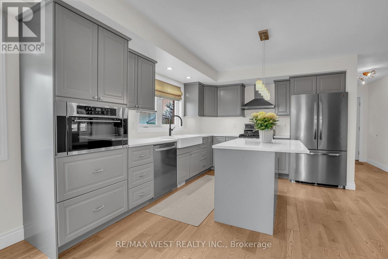 2219 County Road 42, Clearview, ON - Indoor Photo Showing Kitchen With Upgraded Kitchen