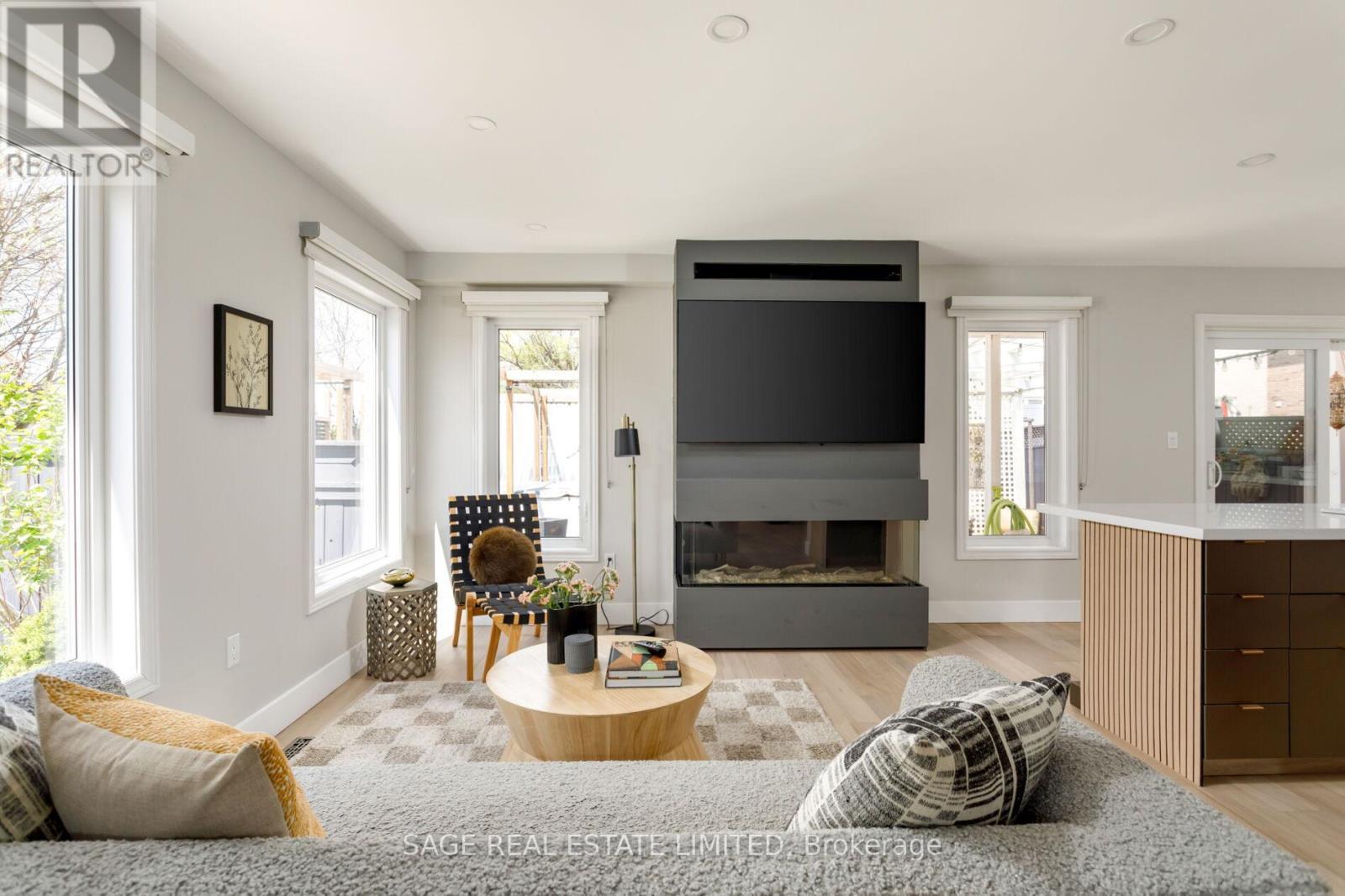 1463 Daventry Court, Mississauga, ON - Indoor Photo Showing Living Room