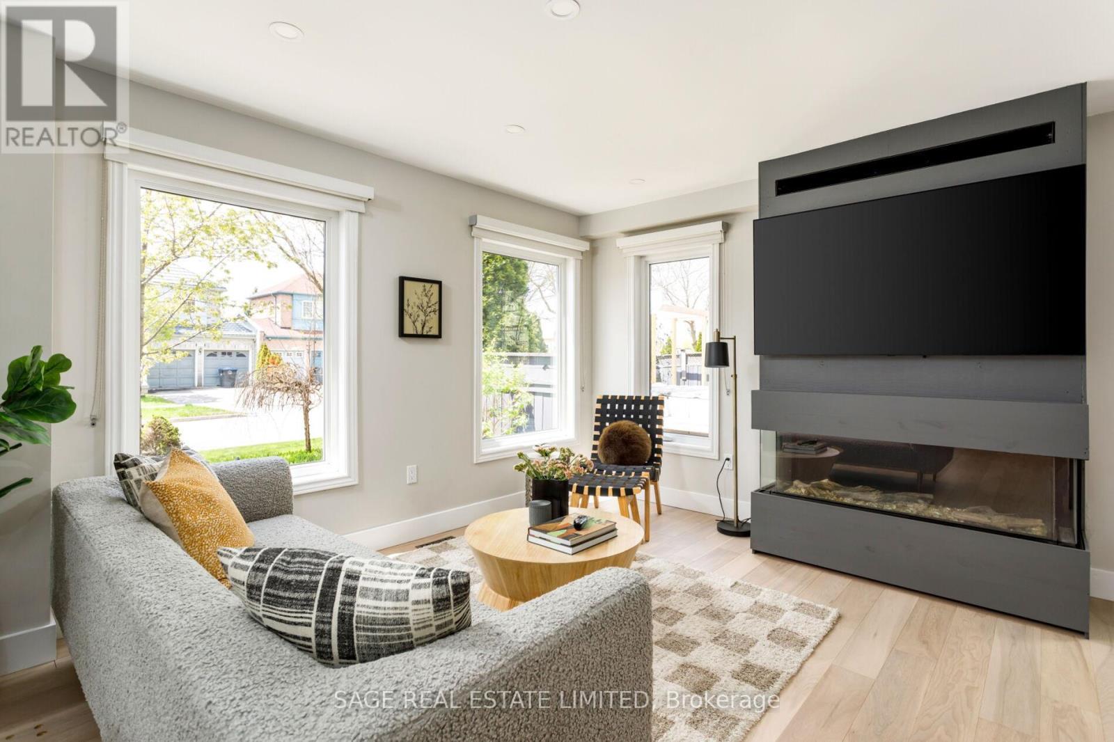 1463 Daventry Court, Mississauga, ON - Indoor Photo Showing Living Room
