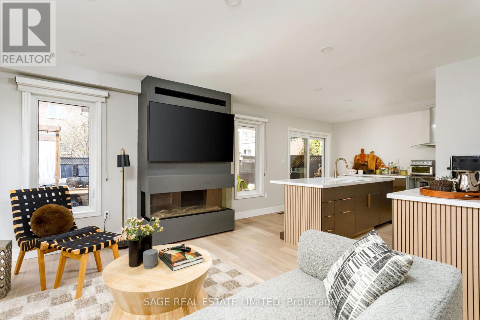 1463 Daventry Court, Mississauga, ON - Indoor Photo Showing Living Room