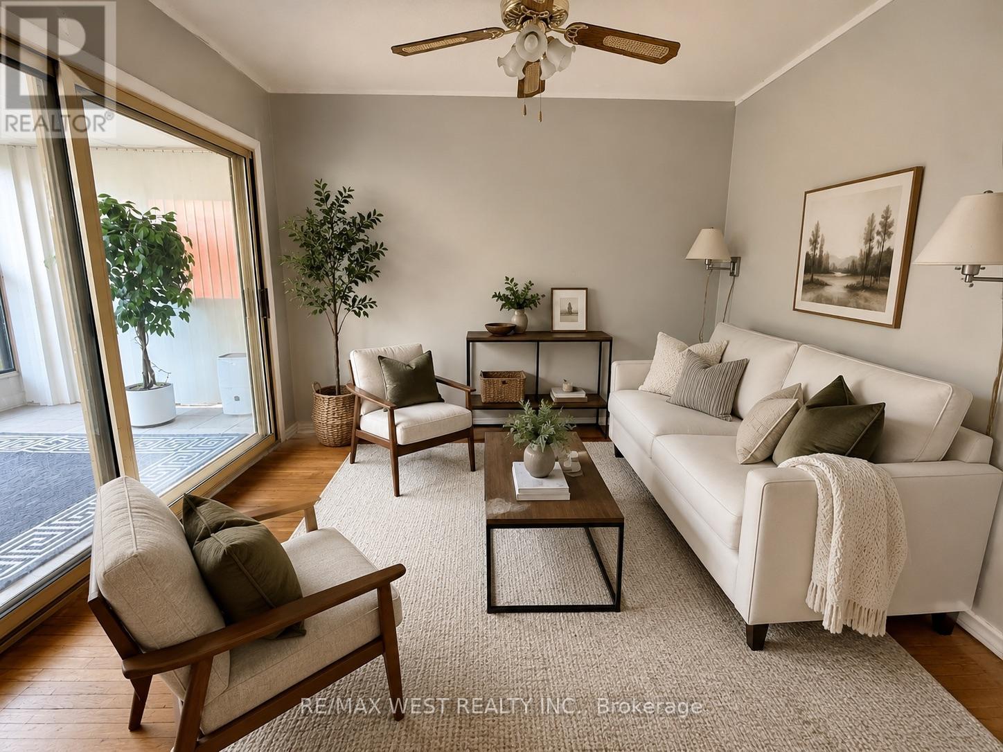 2 Lisburn Crescent, Toronto, ON - Indoor Photo Showing Living Room