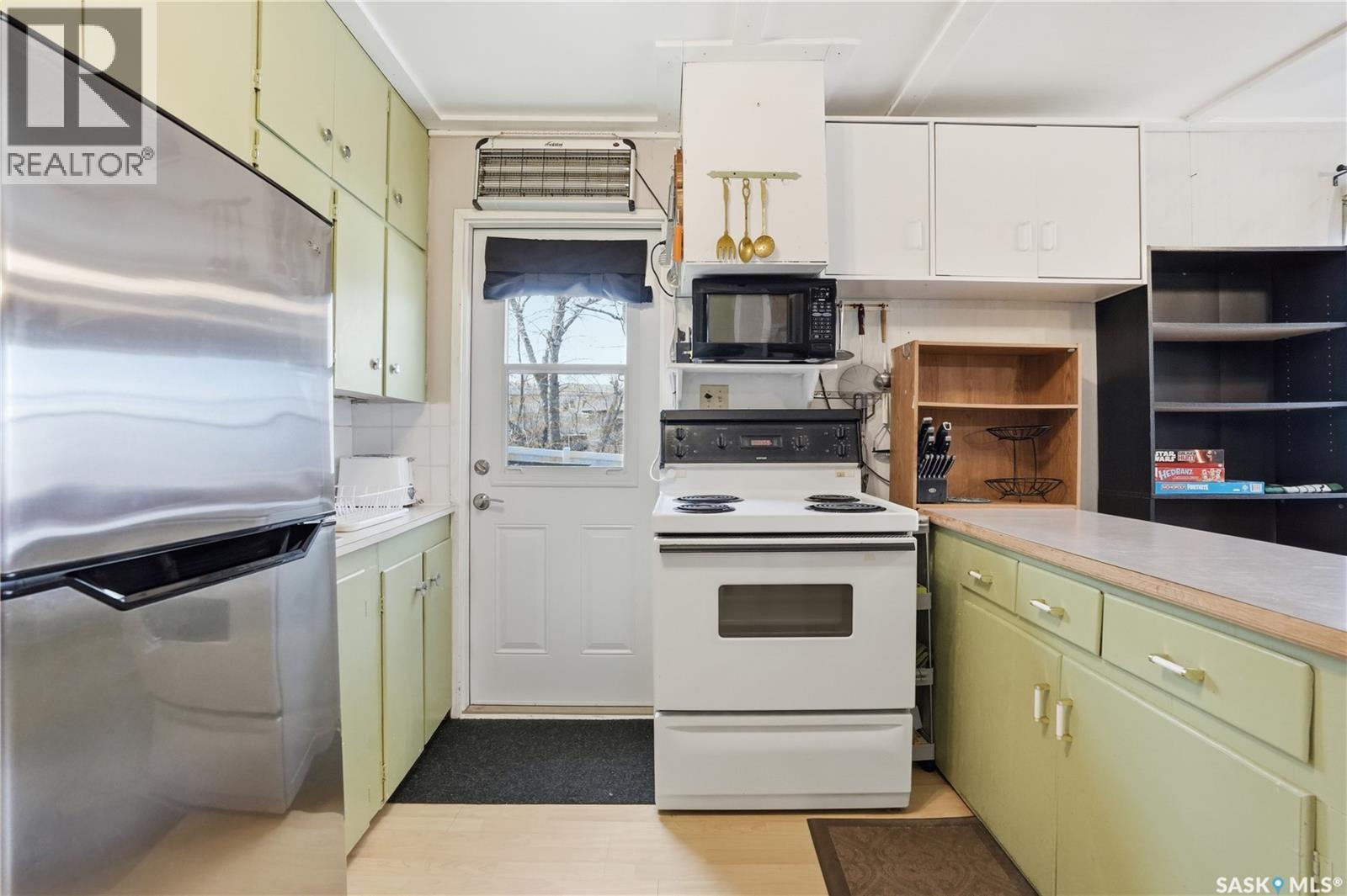228A Green Avenue, Regina Beach, SK - Indoor Photo Showing Kitchen