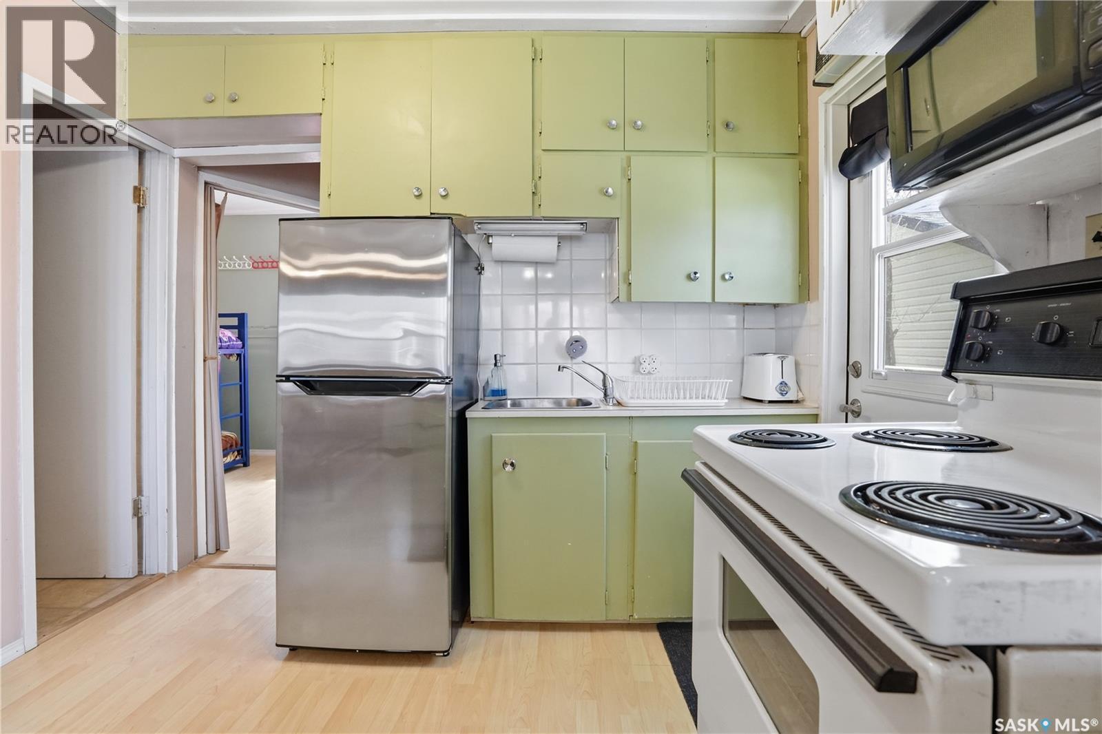 228A Green Avenue, Regina Beach, SK - Indoor Photo Showing Kitchen