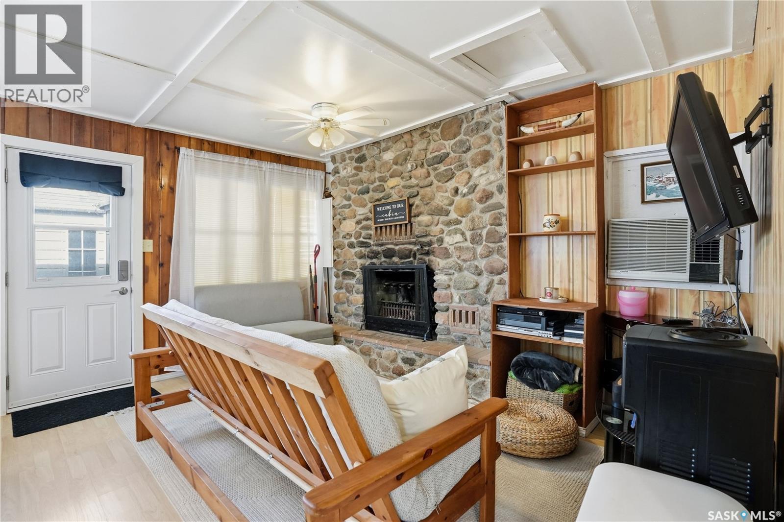 228A Green Avenue, Regina Beach, SK - Indoor With Fireplace