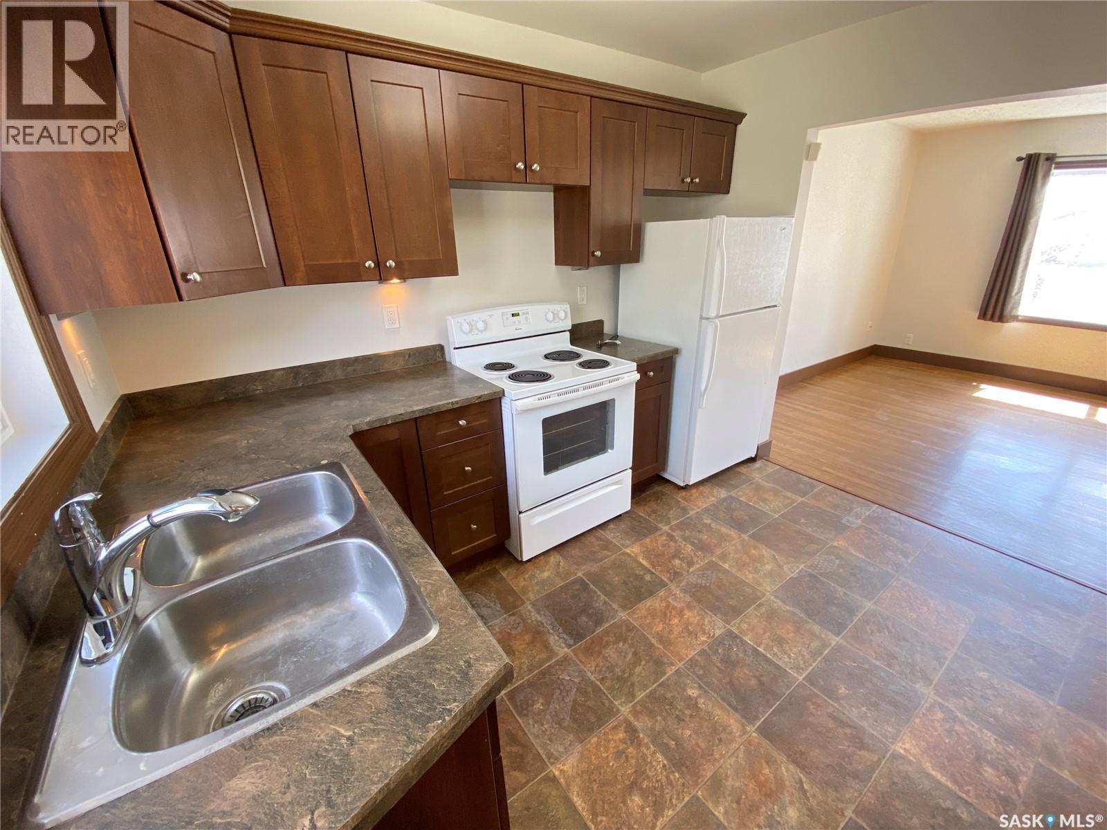 85 Smith Street E, Yorkton, SK - Indoor Photo Showing Kitchen With Double Sink