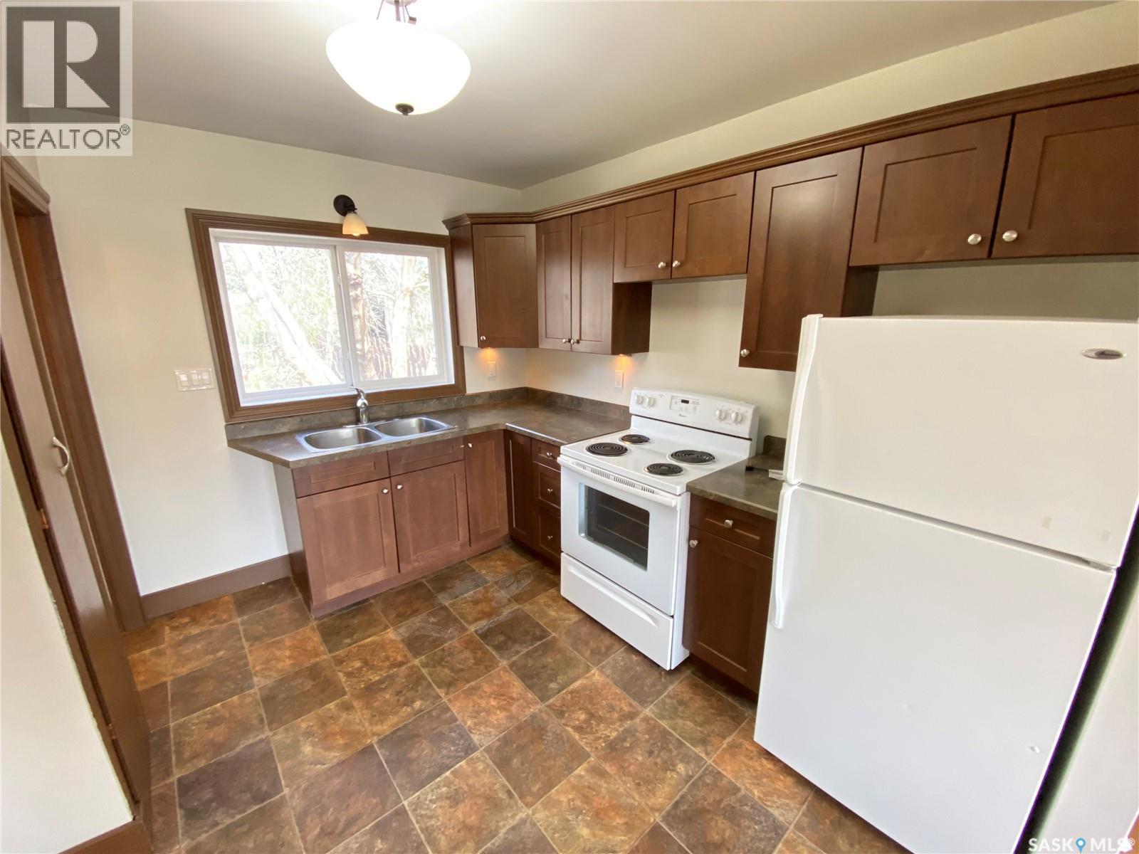 85 Smith Street E, Yorkton, SK - Indoor Photo Showing Kitchen With Double Sink