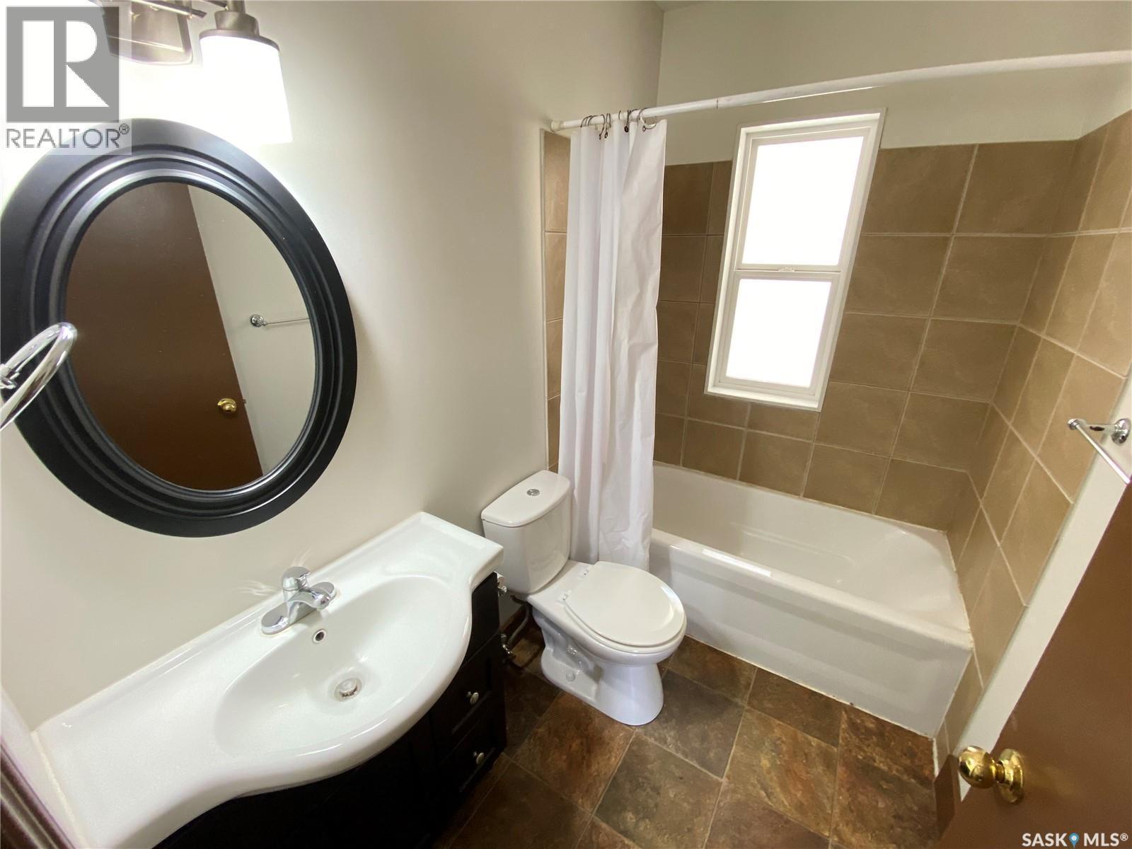 85 Smith Street E, Yorkton, SK - Indoor Photo Showing Bathroom