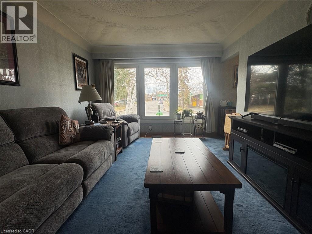 109 Ridge Street, Hamilton, ON - Indoor Photo Showing Living Room