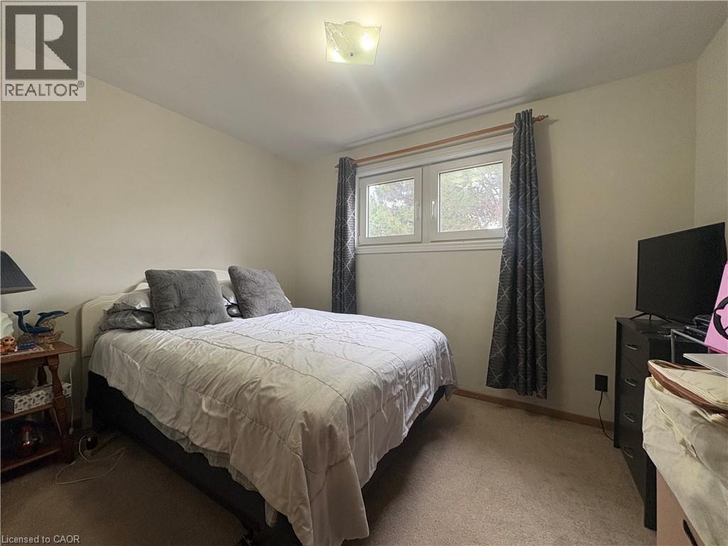 109 Ridge Street, Hamilton, ON - Indoor Photo Showing Bedroom