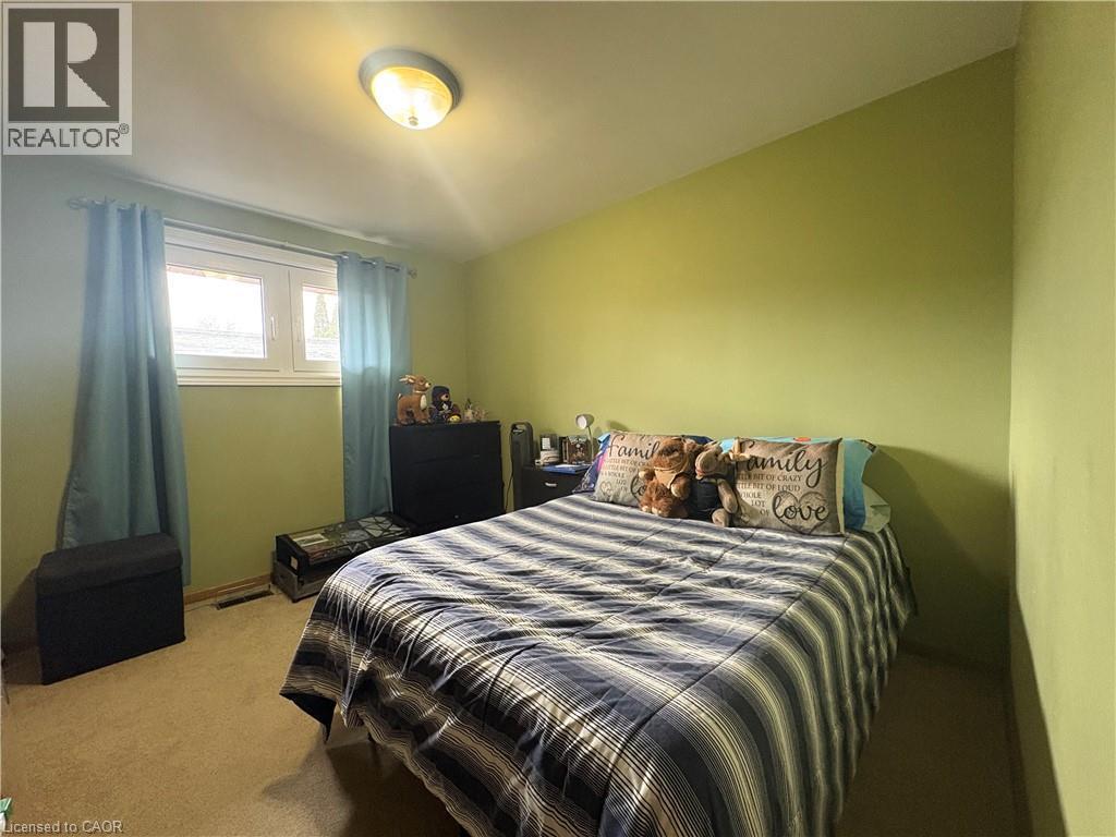 109 Ridge Street, Hamilton, ON - Indoor Photo Showing Bedroom
