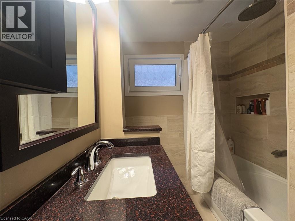 109 Ridge Street, Hamilton, ON - Indoor Photo Showing Bathroom