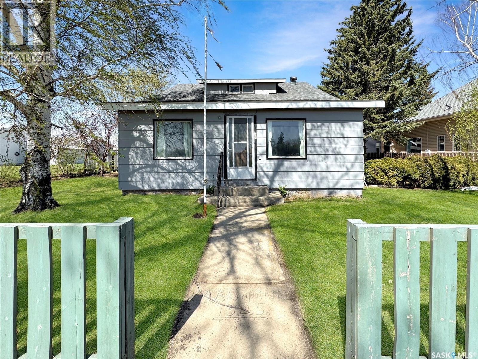 405 Railway Avenue, Cut Knife, SK - Outdoor