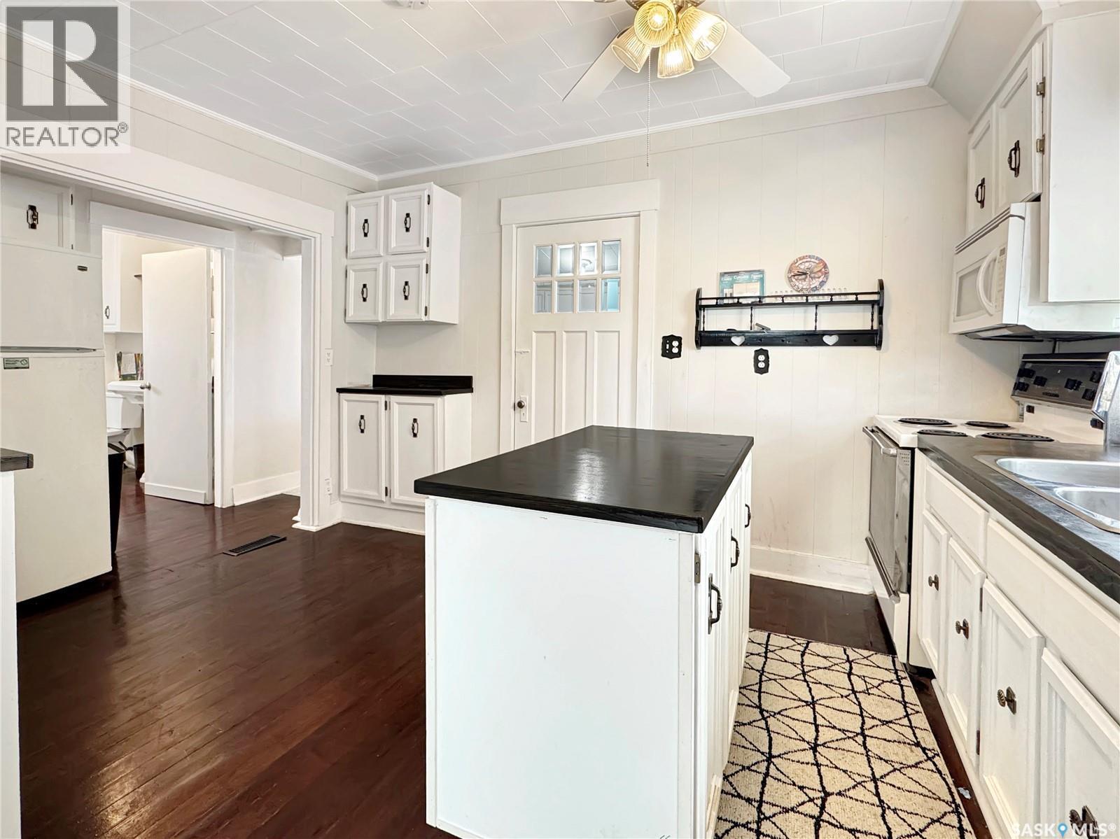 405 Railway Avenue, Cut Knife, SK - Indoor Photo Showing Kitchen