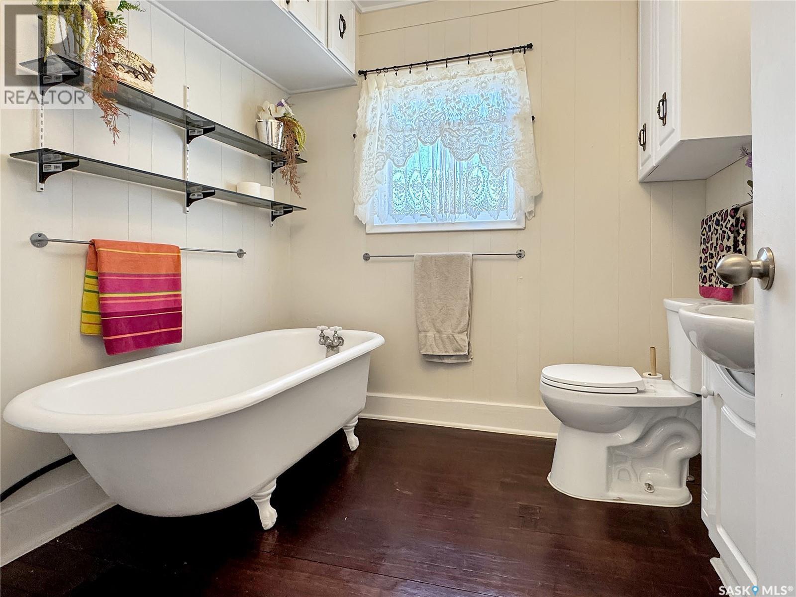 405 Railway Avenue, Cut Knife, SK - Indoor Photo Showing Bathroom