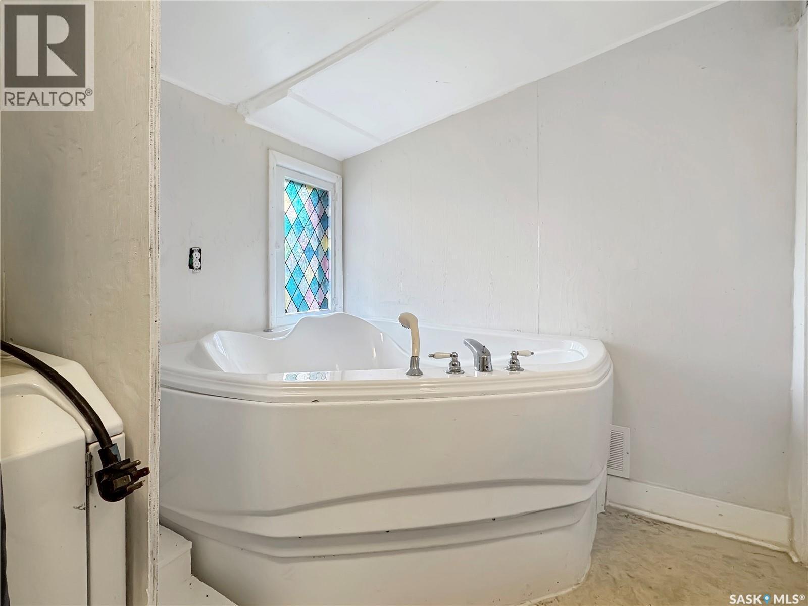 405 Railway Avenue, Cut Knife, SK - Indoor Photo Showing Bathroom