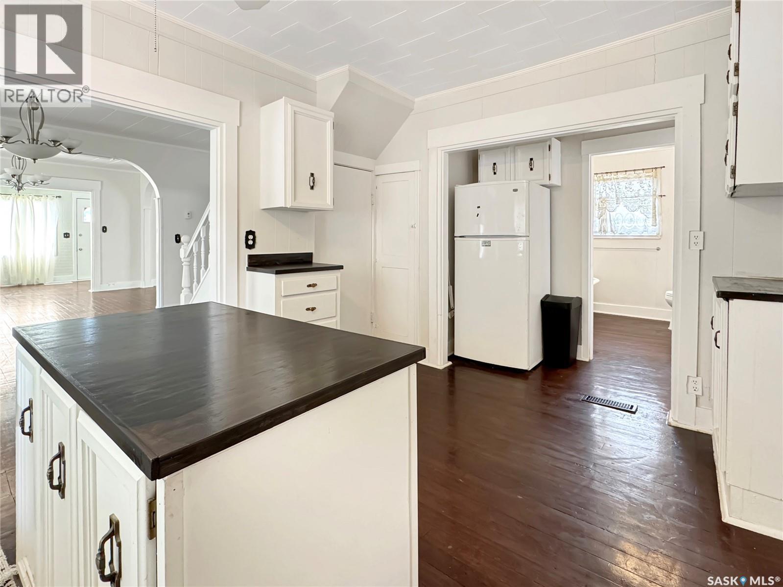 405 Railway Avenue, Cut Knife, SK - Indoor Photo Showing Kitchen