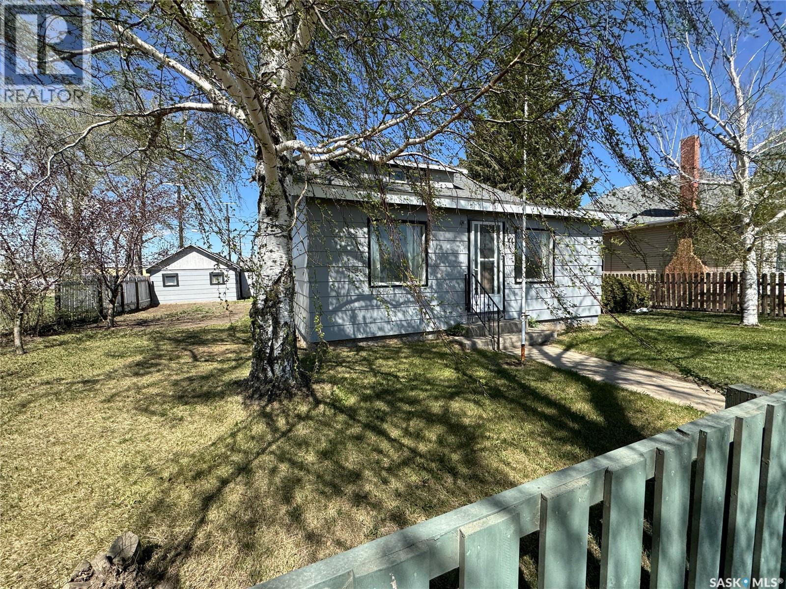 405 Railway Avenue, Cut Knife, SK - Outdoor