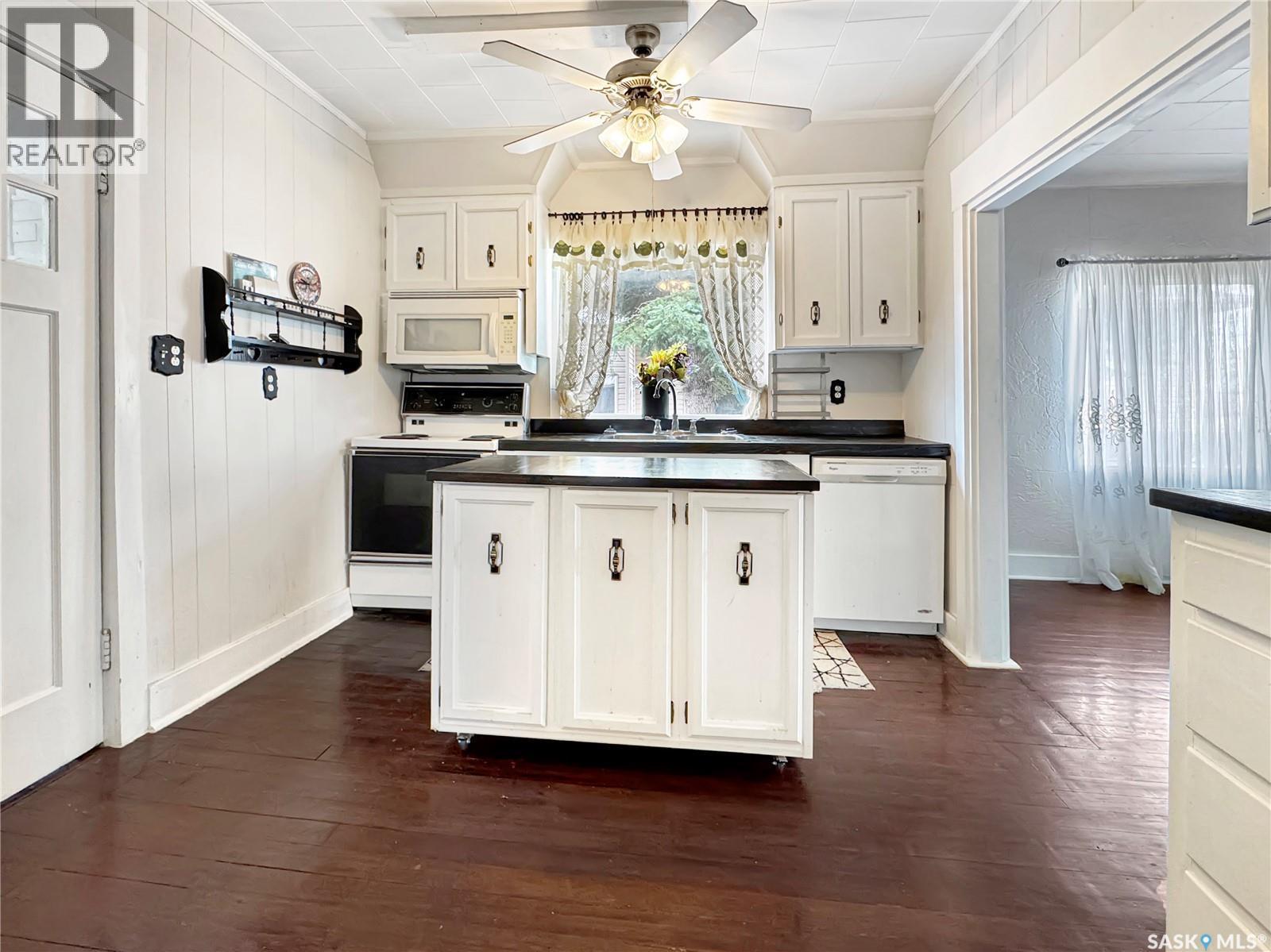 405 Railway Avenue, Cut Knife, SK - Indoor Photo Showing Kitchen