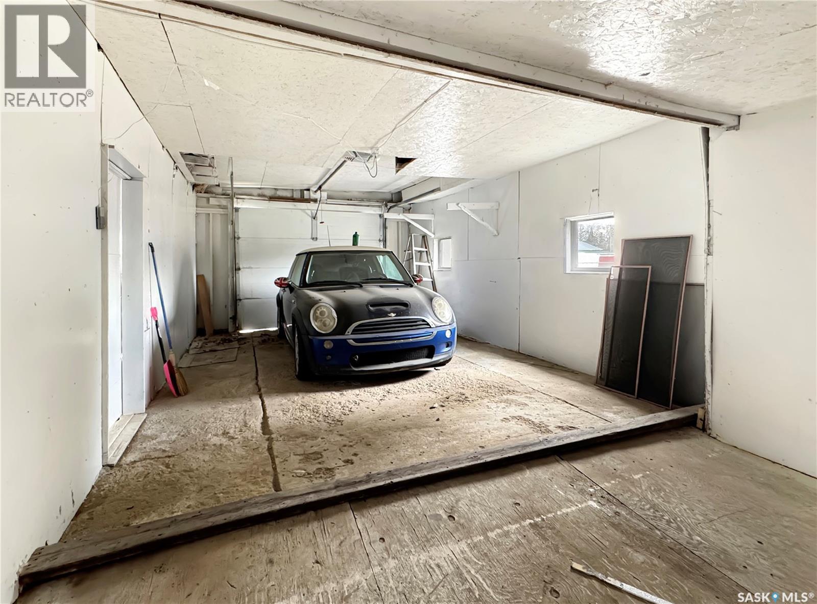 405 Railway Avenue, Cut Knife, SK - Indoor Photo Showing Garage