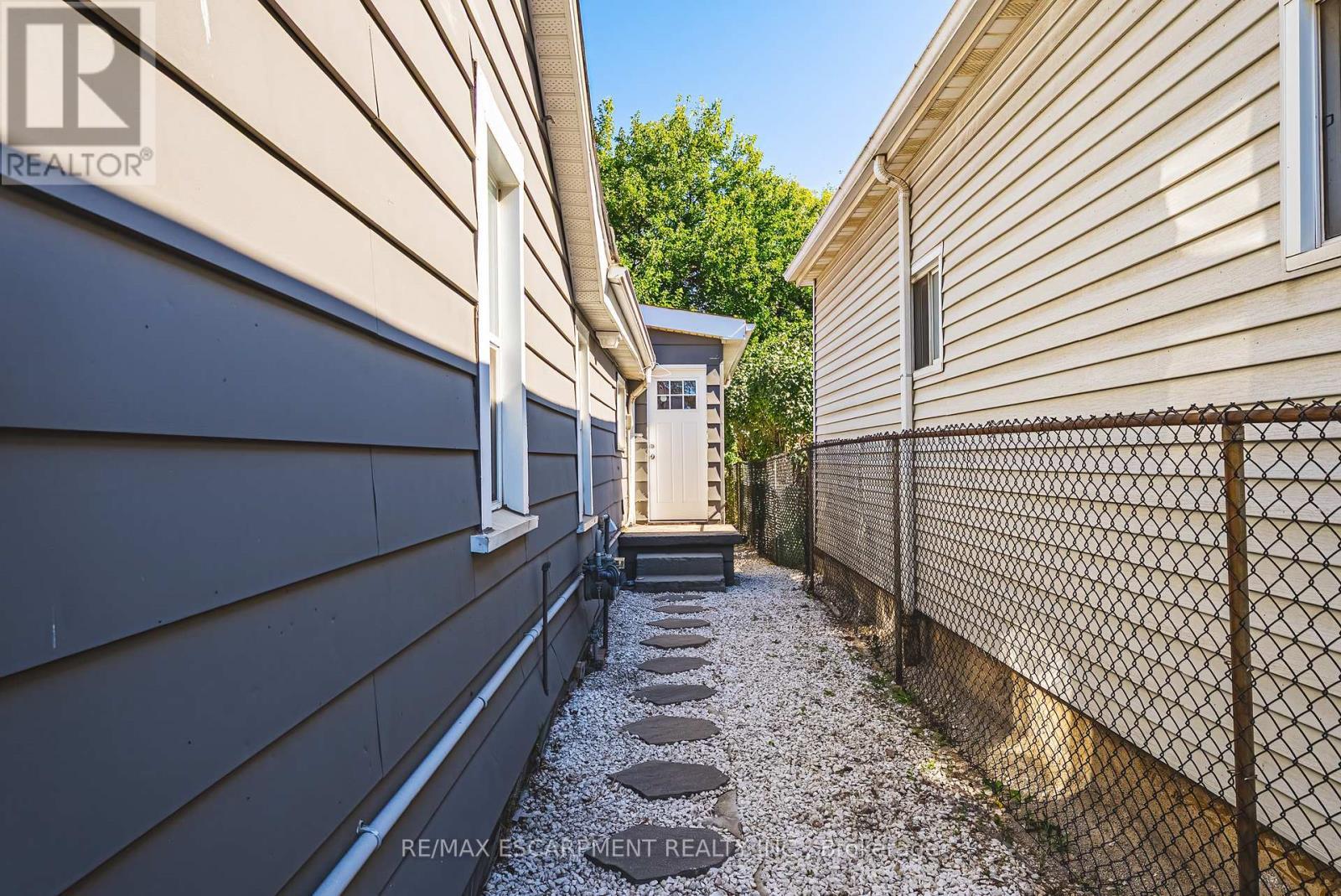 24 Rowanwood Street, Hamilton, ON - Outdoor