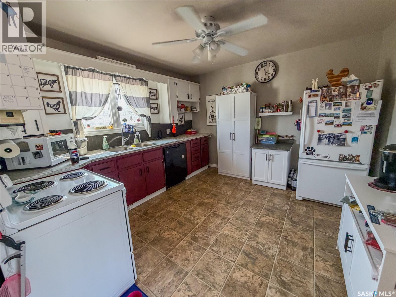 319 March Avenue E, Langenburg, SK - Indoor Photo Showing Kitchen With Double Sink