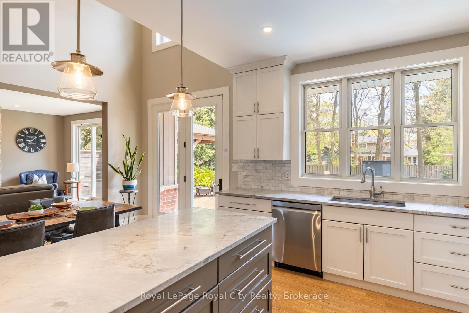 255 Normandy Avenue, Waterloo, ON - Indoor Photo Showing Kitchen With Upgraded Kitchen