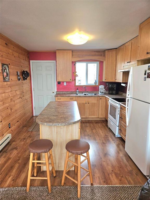 32 Elm Crescent, Bifrost Rm, MB - Indoor Photo Showing Kitchen With Double Sink