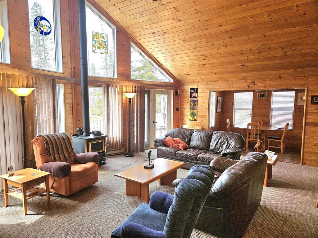 32 Elm Crescent, Bifrost Rm, MB - Indoor Photo Showing Living Room