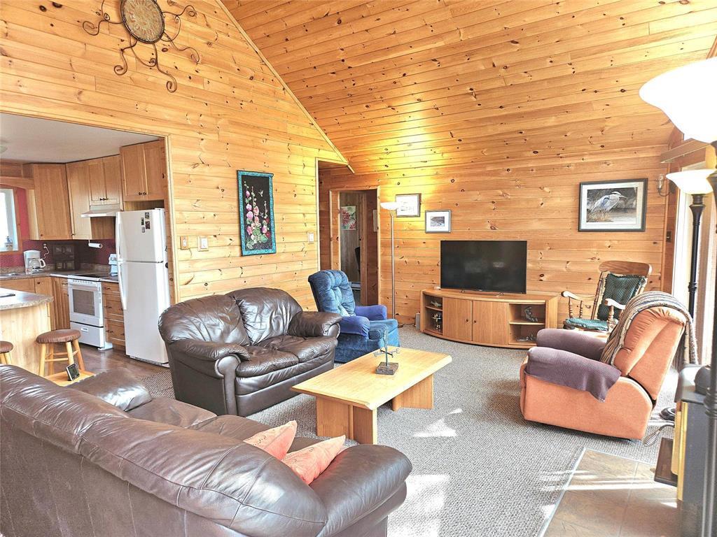 32 Elm Crescent, Bifrost Rm, MB - Indoor Photo Showing Living Room