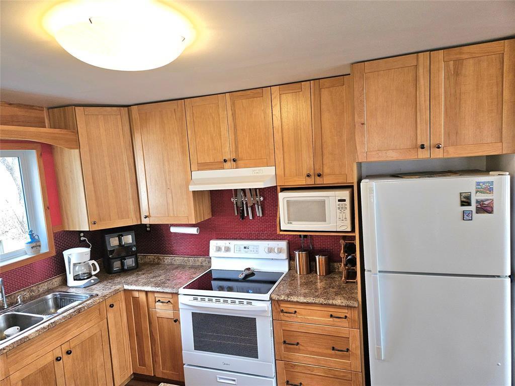 32 Elm Crescent, Bifrost Rm, MB - Indoor Photo Showing Kitchen With Double Sink