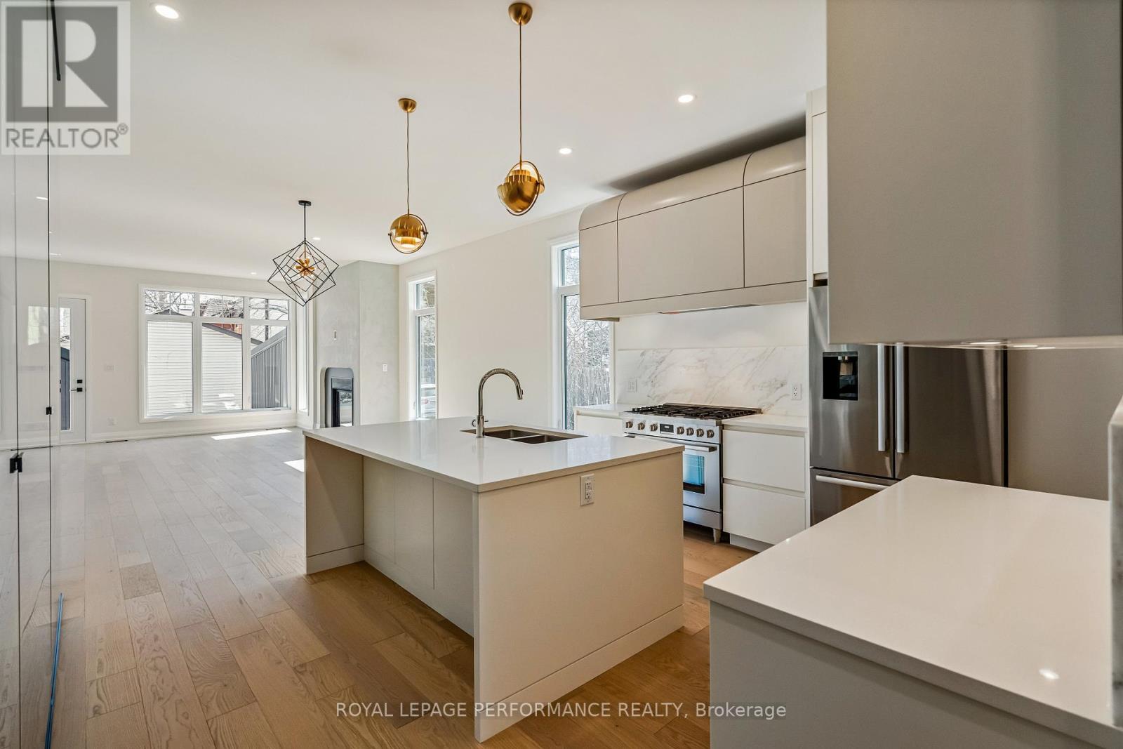 31 Commanda Way, Ottawa, ON - Indoor Photo Showing Kitchen With Double Sink With Upgraded Kitchen