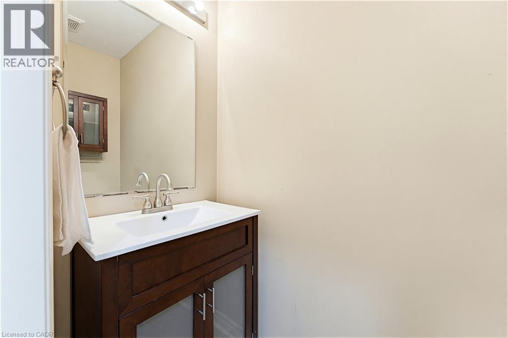 Main floor powder room - 110 Highland Road E Unit# 75, Kitchener, ON - Indoor Photo Showing Bathroom