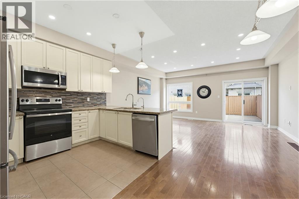 110 Highland Road E Unit# 75, Kitchener, ON - Indoor Photo Showing Kitchen With Upgraded Kitchen