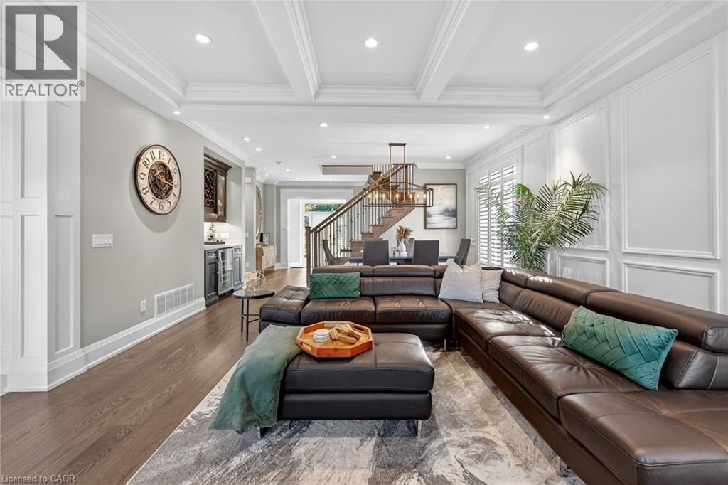 18 David Avenue, Hamilton, ON - Indoor Photo Showing Living Room