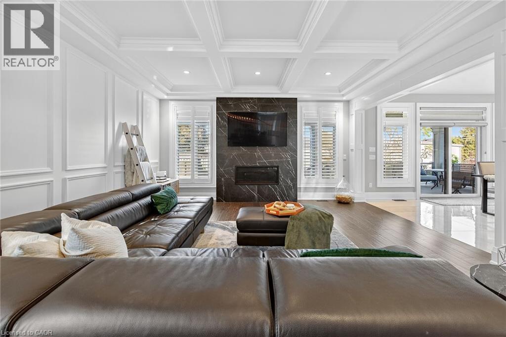 18 David Avenue, Hamilton, ON - Indoor Photo Showing Living Room With Fireplace